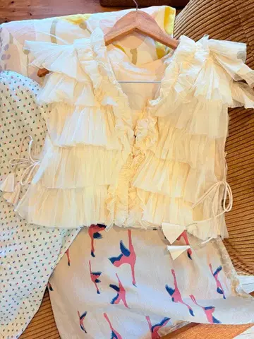 TUHARU 티어드 프릴 베스트