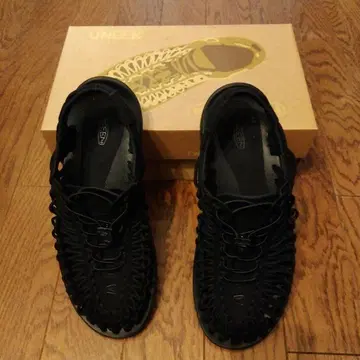 KEEN UNEEK 블랙 스포츠 샌들