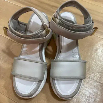 에어 쿠션 포함 그레이 샌들