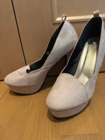 베이지 스웨이드 펌프스