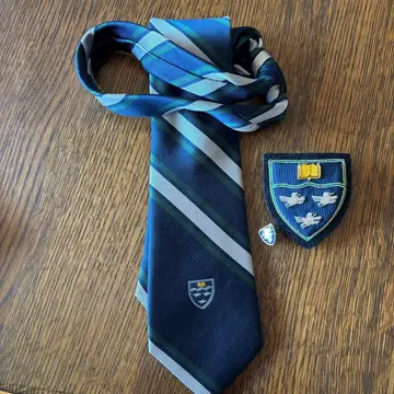 네이비와 그린 스트라이프 디자인, 넥타이, 엠블럼, 핀 배지