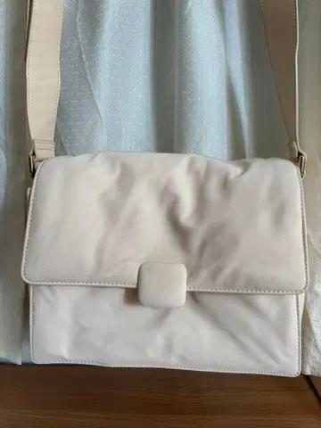 찰스앤키스 화이트 숄더백 플랩식