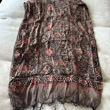 인도네시아 바틱 꽃무늬 스톨 블랙과 빨간색 조합