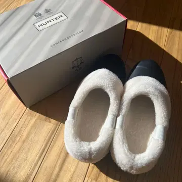 HUNTER 통굽 플리스 슬립온 블랙/화이트