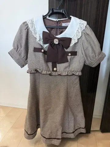 체크 무늬 반팔 미니 원피스