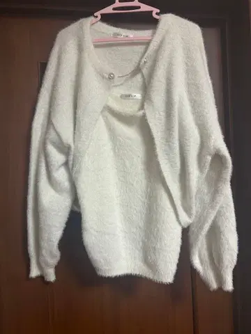 화이트 오버 사이즈 스웨터