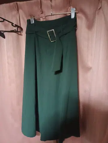 미라 오웬 다크 그린 벨트 포함 플레어 스커트