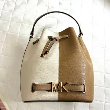 MICHAEL KORS MK 로고 버킷 백 투톤 베이지