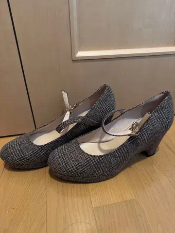 스트랩이 달린 중간 굽 펌프스 (그레이 체크 무늬)