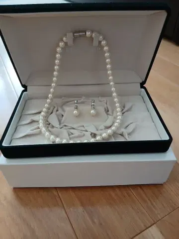 쁘띠 소와르 화이트 펄 목걸이와 귀찌 세트