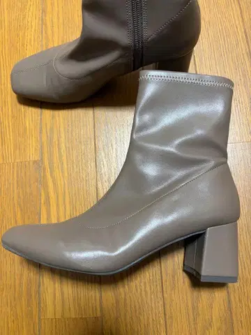 브라운 지퍼 달린 중간 굽 부츠