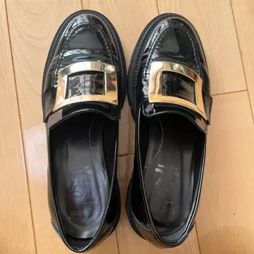 루카 그로시 에나멜 블랙 로퍼 38