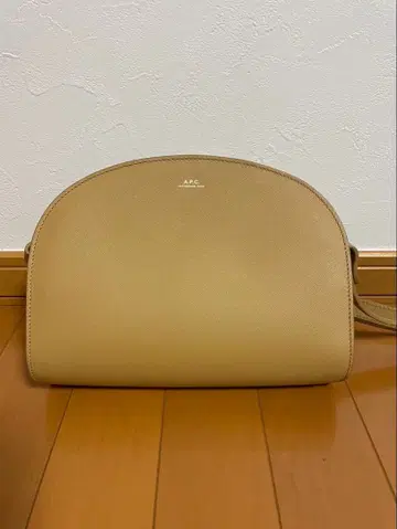새상품급 A.P.C. 베이지 숄더백 하프문