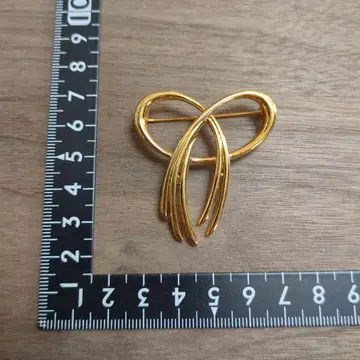 트리파리 리본 브로치 각인 TRIFARI 골드색