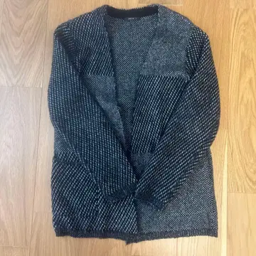 블랙 계열 가디건 니트