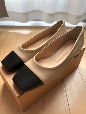 [새상품] SAPPUN 베이지 블랙 바이컬러 플랫슈즈