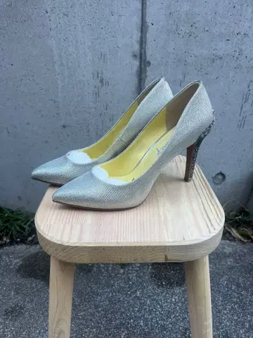 실버 스톤 장식 펌프스 하이힐