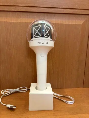 NIZIU 응원봉 화이트 충전 스탠드 포함