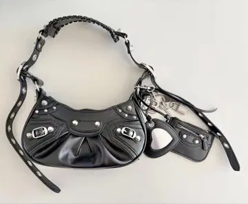 블랙 가죽 숄더백 스터드 참 포함