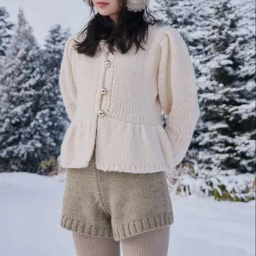 andequal 골드 버튼 퍼프 슬리브 니트