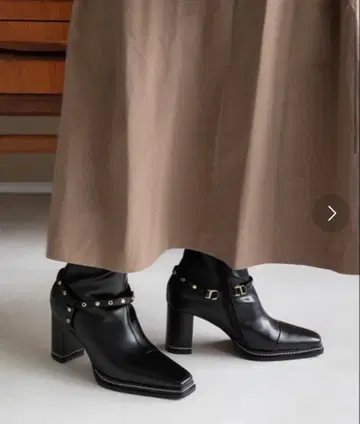 스터드 장식 블랙 스퀘어토 힐 부츠