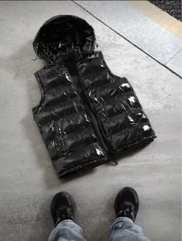 블랙 광택 다운 베스트 후드 부착