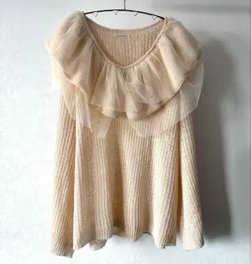 프릴 달린 크림색 니트 스웨터