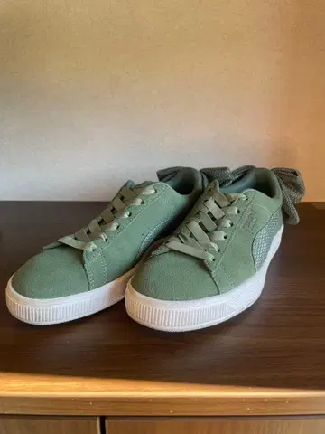 PUMA 그린 리본 포함 스니커즈
