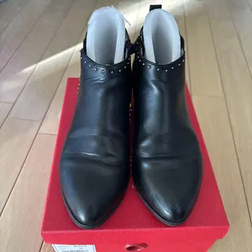 오리엔탈 트래픽 스터드 장식 블랙 가죽 앵클부츠