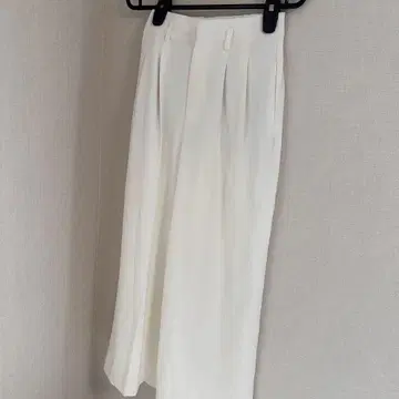 유니클로 화이트 플리츠 와이드 팬츠