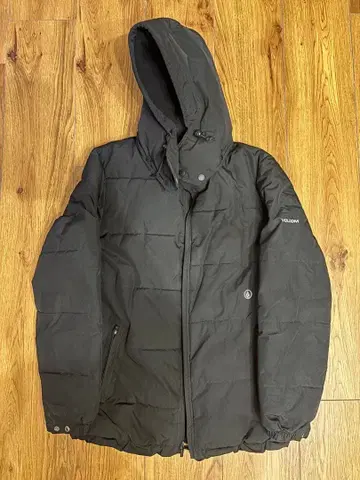 VOLCOM 블랙 다운 자켓 후드 부착