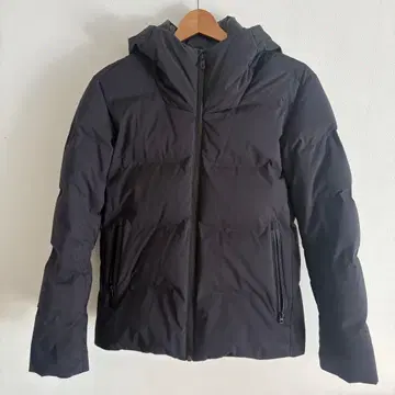 [새상품급] 유니클로 심리스 다운 파카 블랙 S