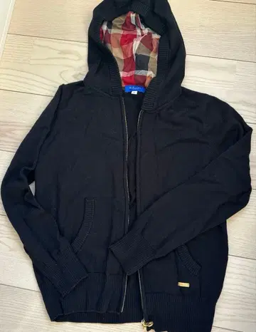 니트 소재의 척이 달린 후드티입니다.