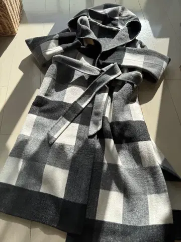 후드 부착 그레이 화이트&블랙 체크 롱 코트