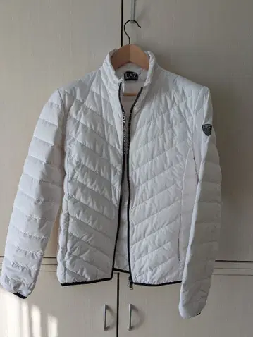 엠포리오 아르마니 EA7 다운 자켓 화이트