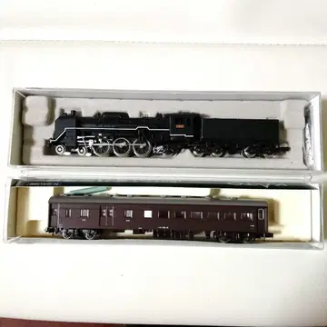 N 게이지 증기기관차와 여객차 세트