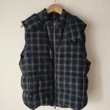 체크 무늬 후드 부착 다운 베스트