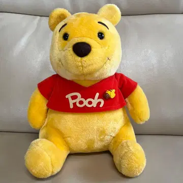 푸우 봉제 인형 빨간색 셔츠