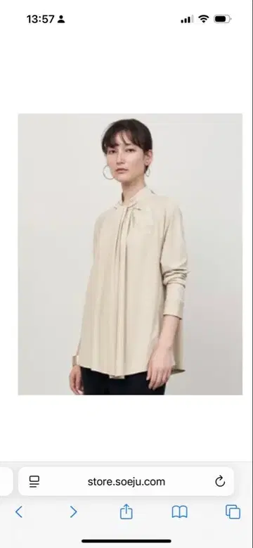 베이지 턱인 긴팔 셔츠