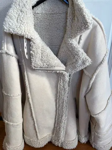 아이보리 쉘파풍 무스탕 코트