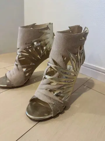 지미추 베이지 컷 아웃 샌들