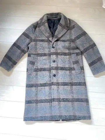 그레이 계열 체크 무늬 체스터 코트