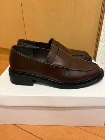 [거의 새 상품] 브라운 레더 플레인 로퍼 crie conforto