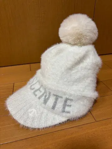 DESCENTE 골프 폼폼 포함 니트 모자