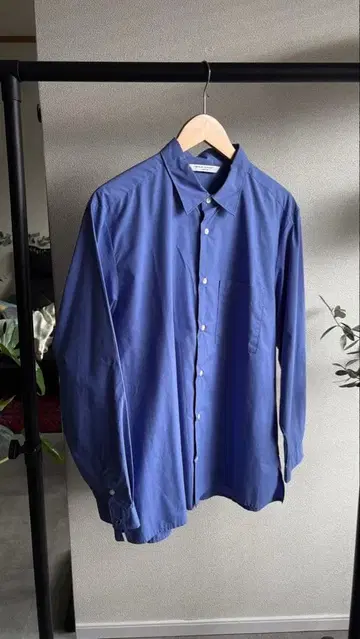 MANUAL ALPHABET 색스 블루 셔츠