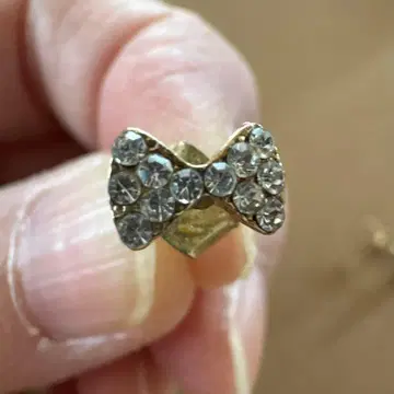 리본형 크리스탈 스터드 귀걸이