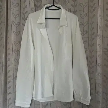 화이트 긴팔 셔츠