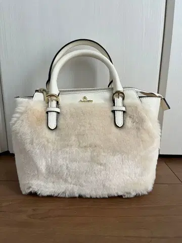 화이트 퍼 핸드백