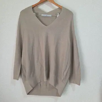 TIARA 베이지 V넥 상의