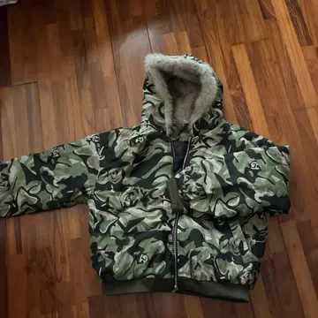 카모플라쥬 후드 부착 다운 자켓